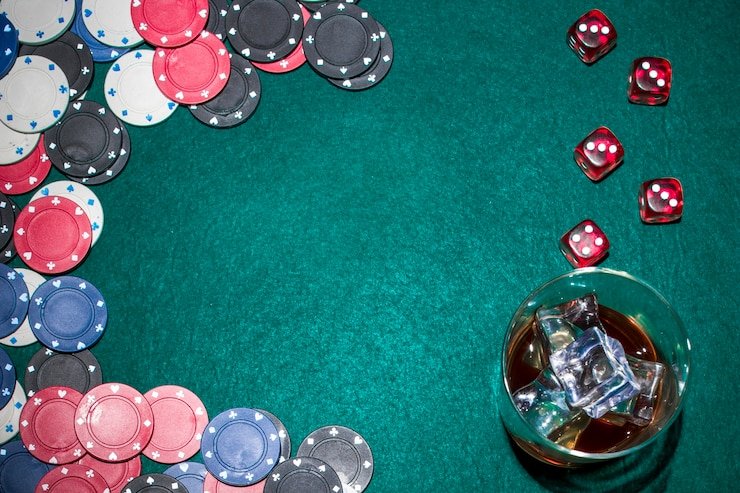 Dealer casino live sedang mengatur meja kartu di studio dengan tampilan profesional
